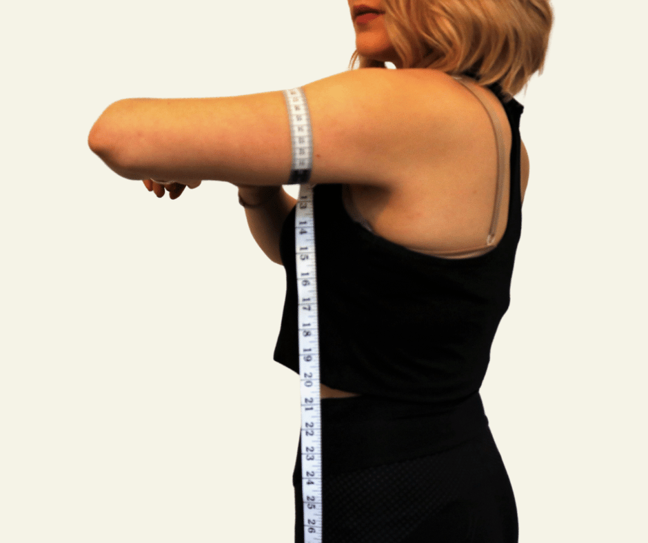 Prise de mensuration : enroule le mètre ruban autour de ton biceps